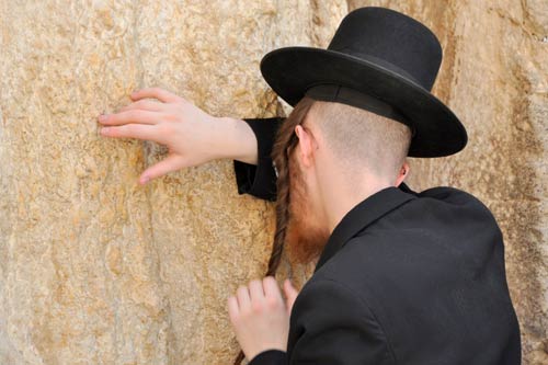 Hasidic man praying at Western Wall